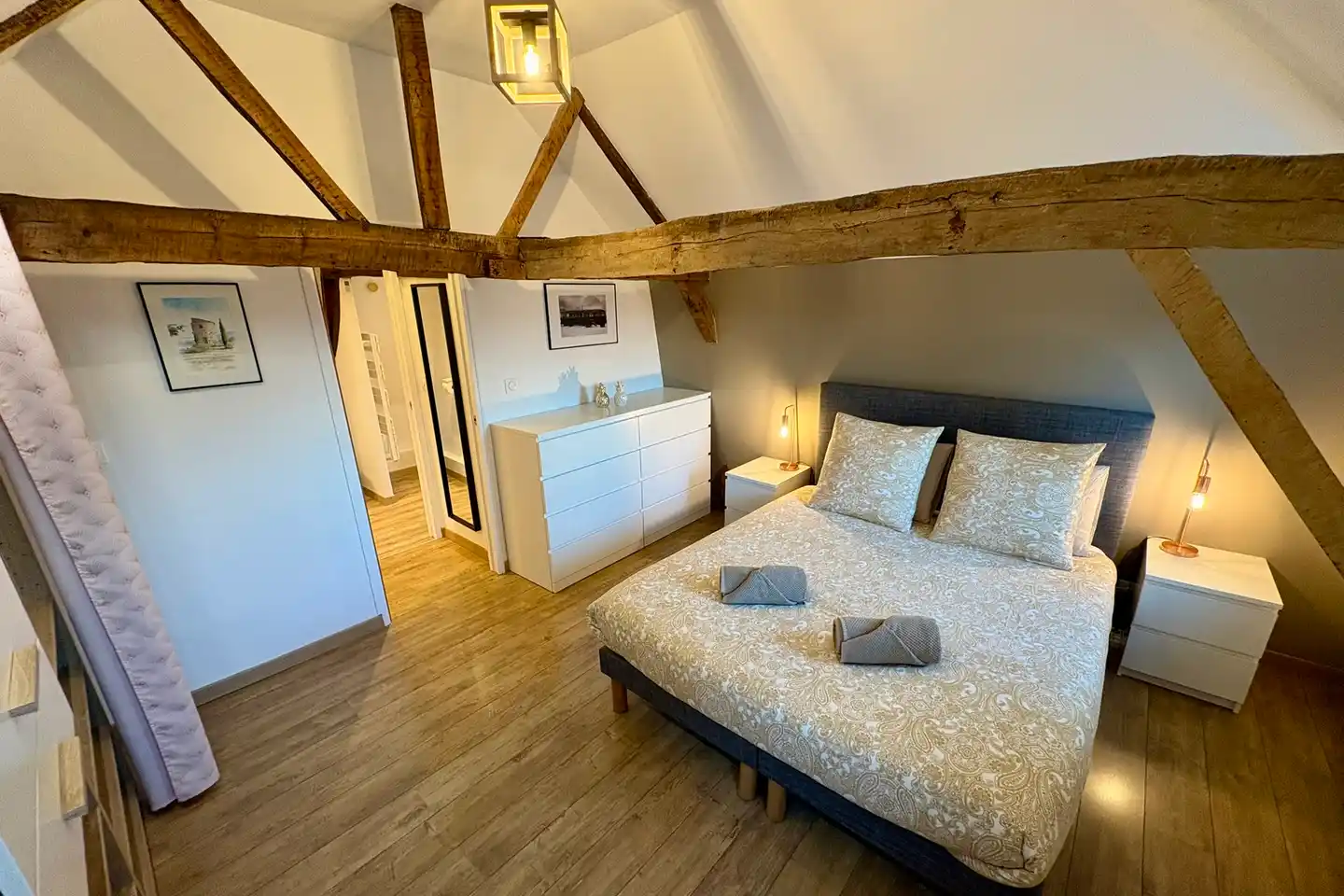 Vue de la chambre et du lit de la location saisonnière O'Balcon à Sainghin-en-Melantois